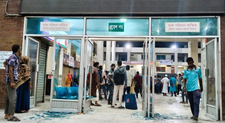রাবি শিক্ষার্থীর উপর হামলার প্রতিবাদে রাজশাহী স্টেশন ভাংচুর,বরখাস্ত ৪